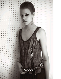 Androgyne_Luchford_Vogue_Paris_May_2015_05.thumb.png.626367a66d7c38b2bb535f1c1401d136.png