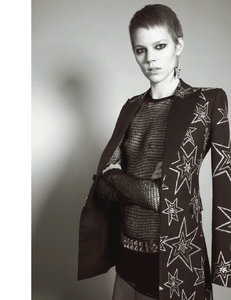 Androgyne_Luchford_Vogue_Paris_May_2015_10.thumb.png.ff0d63bf1cfc693a3e21f7bd33073578.png