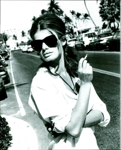 Demarchelier_Vogue_Italia_January_1990_11.thumb.png.81f33372697bc97bd9f819116b0b775a.png