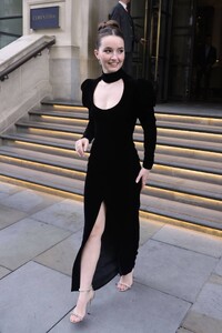 Kaitlyn-Dever---Outside-her-hotel-in-London-02.jpg