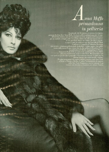 Turillazzi_Vogue_Italia_February_1971_12.thumb.png.cf48df6ea36a541c07fcbe5469607699.png