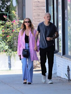 ashlee-simpson-and-evan-ross-out-in-los-angeles-08-22-2022-6.jpg