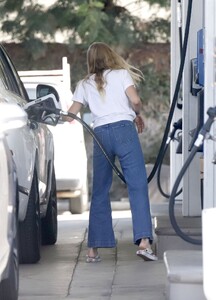 ashlee-simpson-getting-gas-in-la-08-03-2022-1.jpg