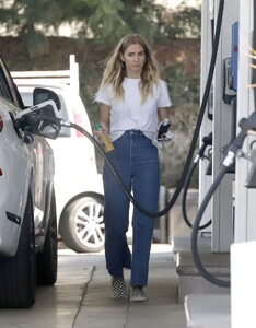ashlee-simpson-getting-gas-in-la-08-03-2022-6.jpg