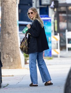 ashlee-simpson-running-errands-in-studio-city-03-28-2022-4.jpg