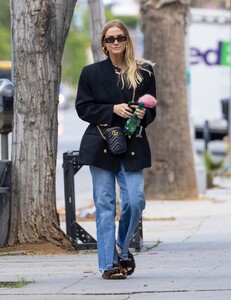 ashlee-simpson-running-errands-in-studio-city-03-28-2022-6.jpg