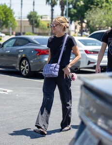 ashlee-simpson-shopping-at-dick-s-sporting-goods-store-in-la-07-26-2022-3.jpg