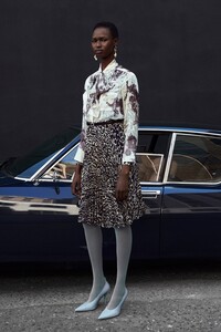 burberry-resort2020-london12.thumb.jpg.088be2cae1d0c83f3a1e2b4fa1e3d63f.jpg