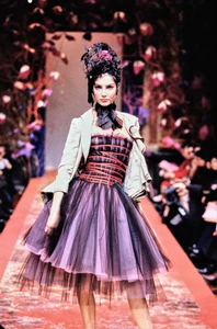christian-lacroix-spring-1999-couture-5.thumb.jpg.a0044c9e4f7c1b2b847b9b8c561d610e.jpg