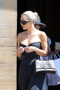 kim-kardashian-at-nobu-in-malibu-09-01-2022-4.jpg