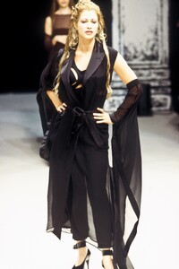 1800893540_JeanPaulGaultier1993WomenRTW131.thumb.jpg.24aff524b6dd9657c81cccbfae912d66.jpg