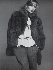 Fur_Avedon_US_Vogue_October_1976_05.thumb.jpg.2c2942f5757c8fb5555e42355a978145.jpg