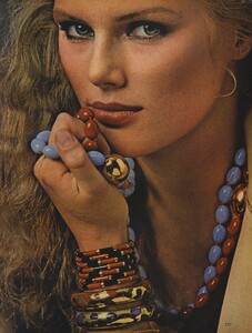 Malinowski_US_Vogue_November_1977_06.thumb.jpg.42630b6268da0af6212680560756c8e5.jpg