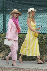 gwyneth-paltrow-and-kate-hudson-graduation-in-santa-monica-06-03-2022-3.thumb.jpg.2a37887b016dbe2cfd1c901c446170ca.jpg