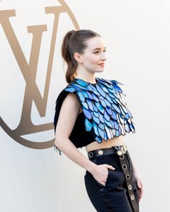 kaitlyn-dever-louis-vuitton-show-in-paris-10-04-2022-8.jpg