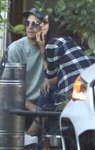 mila-kunis-and-ashton-kutcher-at-angelini-italian-restaurant-in-west-hollywood-06-28-2022-8.jpg