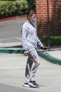 mila-kunis-out-in-los-angeles-05-11-2022-5.thumb.jpg.2ff6e9078400bcc9b509a42713e71839.jpg