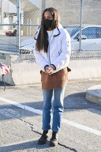 zoe-saldana-at-jfk-airport-in-new-york-02-26-2022-6.thumb.jpg.37d48ad7c0acc38879ffc2bb9c3b9568.jpg