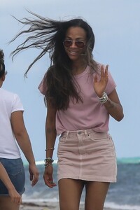 zoe-saldana-miami-beach-05-09-2022-3.jpg