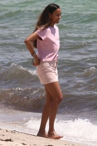 zoe-saldana-miami-beach-05-09-2022-8.jpg
