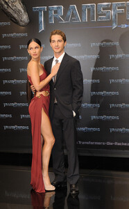Transformers-Revenge-of-the-Fallen-Germany-Premiere-megan-fox-and-shia-labeouf-8243394-500-803.thumb.jpg.46bfb7733320686446ef8d394fb2b91e.jpg