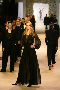 1493045159_YvesSaintLaurent2002HauteCouture146.thumb.jpg.385b8e333196b4abdebe8af225078fe6.jpg