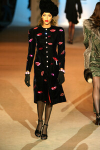 1496959773_YvesSaintLaurent2002HauteCouture50.thumb.jpg.b8dd874abc6be92a92eb729a8e3ef474.jpg