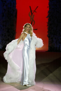 1862025155_YvesSaintLaurent2002HauteCouture100.thumb.jpg.e197f7858c4d6d867e4db28dc160efd3.jpg