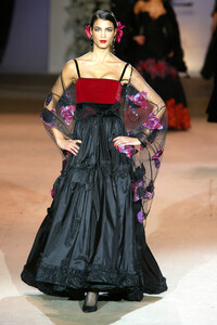 1881471857_YvesSaintLaurent2002HauteCouture77.thumb.jpg.28acc69f00c1e63cdc870a27aa7445c9.jpg