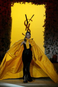 1915933773_YvesSaintLaurent2002HauteCouture74.thumb.jpg.a9e1fd80b04f878611dabdd2b2501243.jpg