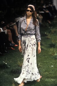 250451395_EmanuelUngaro1999WomenRTW64.thumb.jpg.4782c97affa6630cd4a43efa347ecbea.jpg