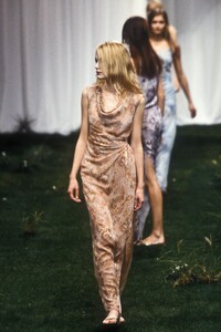 566121275_EmanuelUngaro1999WomenRTW26.thumb.jpg.580cfc9cd2b696eb7470a9025ecb914f.jpg