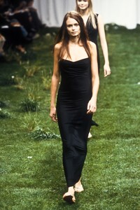 858082861_EmanuelUngaro1999WomenRTW16.thumb.jpg.10d7811df1eee14baa3588888cee723c.jpg