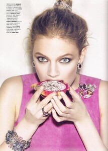 Vogue-Brasil-Agosto2011-Constance-Jablonski-03.thumb.jpg.ec36a46444395c37711f551165274754.jpg