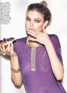 Vogue-Brasil-Agosto2011-Constance-Jablonski-04.thumb.jpg.fdfc0f20d933855e5e661330593cdd83.jpg