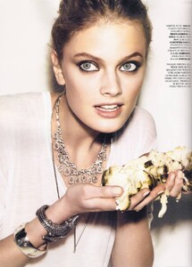 Vogue-Brasil-Agosto2011-Constance-Jablonski-07.thumb.jpg.9bca40028cafeca803b49e510bffd402.jpg