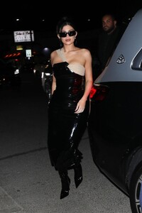 kylie-jenner-at-catch-steak-la-12-17-2022-2.jpg