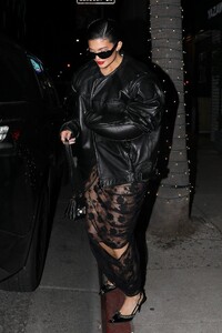 kylie-jenner-night-out-style-yazawa-japanese-bbq-in-beverly-hills-12-20-2022-7.jpg
