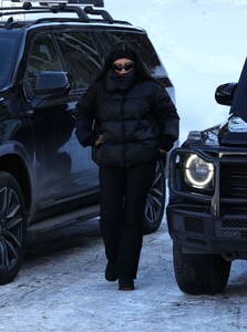 kylie-jenner-out-in-aspen-12-10-2022-0.thumb.jpg.6018c2b82a266a1604f7d5079a050a18.jpg