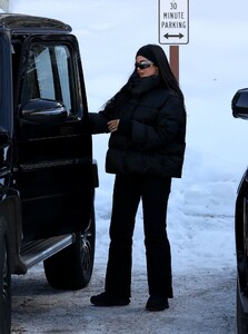 kylie-jenner-out-in-aspen-12-10-2022-1.thumb.jpg.4ff6b75956488202e3dca289732c1fe6.jpg
