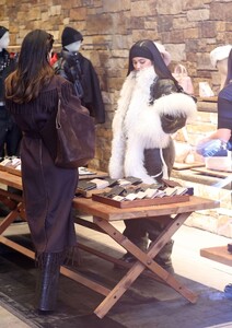 kylie-jenner-shopping-in-aspen-12-10-2022-4.jpg