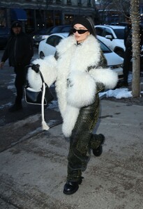kylie-jenner-shopping-in-aspen-12-10-2022-6.jpg