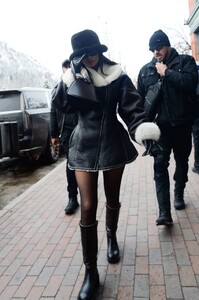 kylie-jenner-winter-style-aspen-12-30-2022-3.jpg