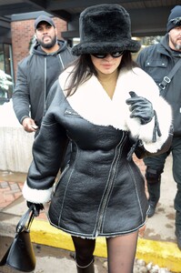 kylie-jenner-winter-style-aspen-12-30-2022-4.jpg
