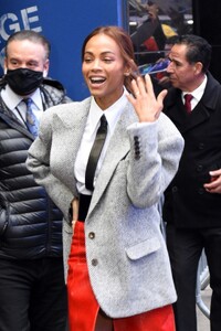 zoe-saldana-arrives-at-gma-in-new-york-11-28-2022-0.jpg