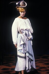 546428876_VivienneWestwood1994WomenRTW13.thumb.jpg.a6ead454f092878c3bbbd7501b45304e.jpg