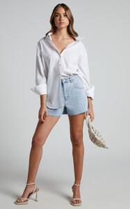Estella_Relaxed_Button_Up_Blouse_in_White_7.thumb.jpg.fbd318c3d5b14049b40581baecb37afe.jpg