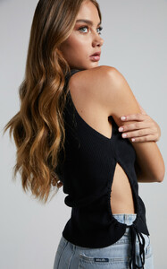 Giselli_Knit_Ruched_Side_Tank_Top_in_Black_6.thumb.jpg.447737077454703b05d4d543a7c6bdaa.jpg