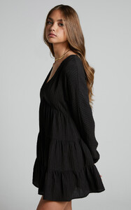 Lorraina_V_Neck_Tiered_Long_Sleeve_Mini_Dress_in_Black_5.thumb.jpg.512dda25a011a42da9bfa1031a4d9137.jpg