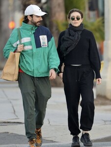 elizabeth-olsen-and-robbie-arnett-out-shopping-in-los-angeles-01-06-2023-0.jpg